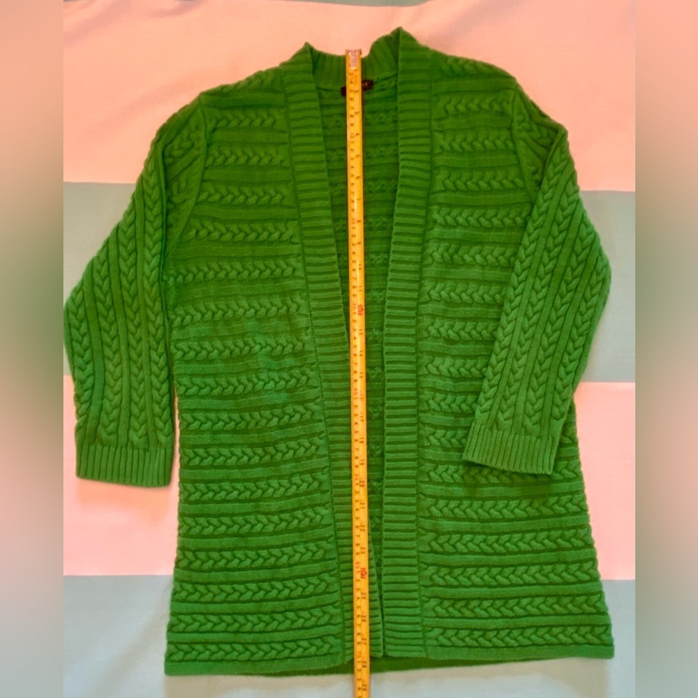 Vintage KELLY GREEN cable kit cardigan. Talbots size small.